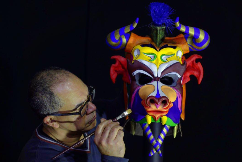 Gustavo Millán junto a una máscara